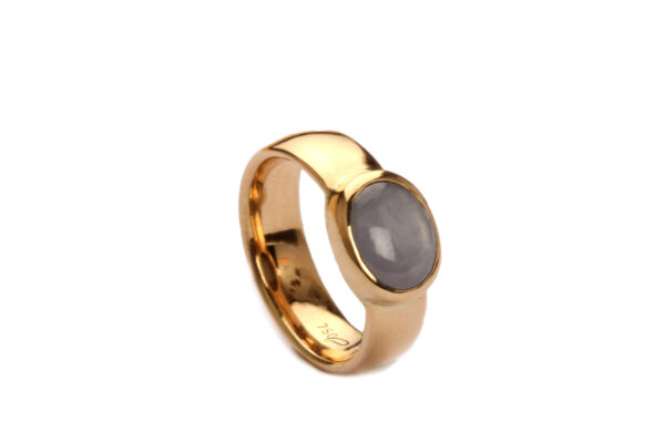 Ring aus Rosegold mit Sternsaphir