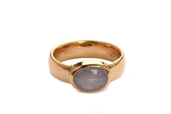 Ring aus Rosegold mit Sternsaphir